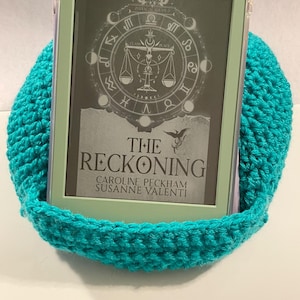 Crocheted Kindle Pouf | kindle pillow | kindle pocket pillow