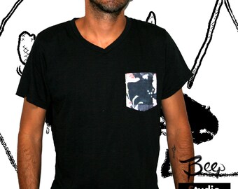 May include: Black V-neck t-shirt with a floral pocket. The pocket features a dark background with pink and white floral patterns. The shirt is a solid black color. The "Beep Studio" logo is visible in the lower right corner.