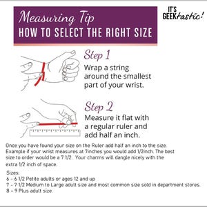 Puede incluir: Gu&iacute;a ilustrada sobre c&oacute;mo medir tu mu&ntilde;eca para un brazalete. Las instrucciones muestran c&oacute;mo envolver una cuerda alrededor de tu mu&ntilde;eca y luego medir la cuerda con una regla. El texto incluye la frase "a&ntilde;adir media pulgada". La imagen tambi&eacute;n incluye una tabla de tallas para brazaletes de talla peque&ntilde;a, mediana a grande y talla grande.