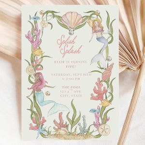 Könnte beinhalten: Eine hellbeige Einladung mit Meerjungfrauen-Motiv. Der Text "Splish Splash" ist in rosa Schrift geschrieben. Die Einladung enthält Illustrationen von Meerjungfrauen, Korallen, Fischen und Muscheln. Der Text lautet "Ellie wird fünf!" und enthält Eventdetails.