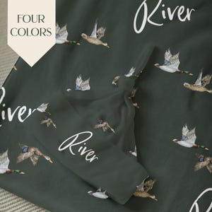 Manta de pato silvestre, conjunto de pañales para niño personalizado, regalo para baby shower con caza de patos, pañales con nombre para niño, pañales y gorro a juego, regalo personalizado para bebé niño