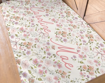 Sábana de cuna con lazo floral vintage, ropa de cama femenina con estampado floral de acuarela para niña, sábana de cuna personalizada con lazo rosa, regalo para baby shower de niña personalizado