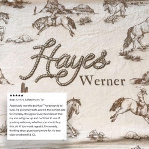Puede incluir: Manta marr&oacute;n y beige con tem&aacute;tica del oeste. La manta presenta ilustraciones de vaqueros a caballo, cactus y paisajes des&eacute;rticos. El nombre "Hayes Werner" se muestra en una fuente estilo cuerda. La manta mide 76 x 102 cm.