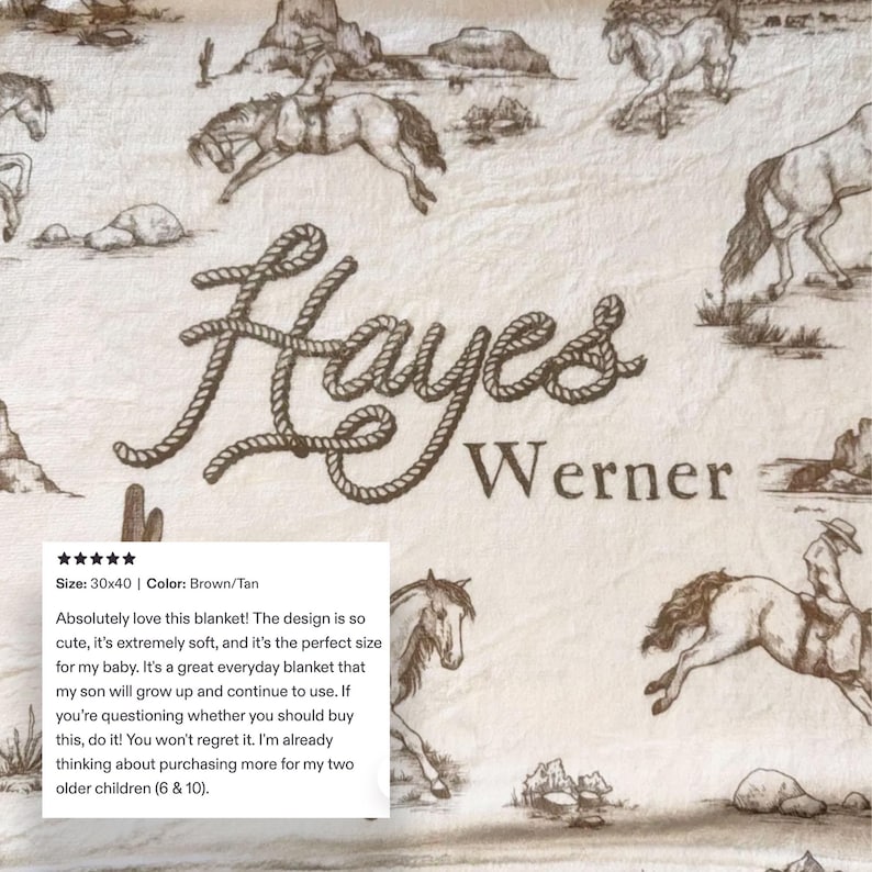 Puede incluir: Manta marr&oacute;n y beige con tem&aacute;tica del oeste. La manta presenta ilustraciones de vaqueros a caballo, cactus y paisajes des&eacute;rticos. El nombre "Hayes Werner" se muestra en una fuente estilo cuerda. La manta mide 76 x 102 cm.