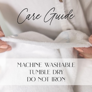 Puede incluir: Primer plano de una tela blanca y esponjosa sostenida por manos con u&ntilde;as cuidadas. El texto "Care Guide" est&aacute; escrito en cursiva en la parte superior. Debajo, el texto dice "MACHINE WASHABLE, TUMBLE DRY, DO NOT IRON."