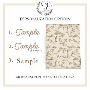 Puede incluir: Una manta beige con un dise&ntilde;o de tem&aacute;tica occidental de caballos, jinetes y cactus. La manta tiene los nombres "Brooks Allen" impresos. La imagen tambi&eacute;n muestra opciones de personalizaci&oacute;n y el texto "OR REQUEST NONE FOR A SOLID PATTERN."