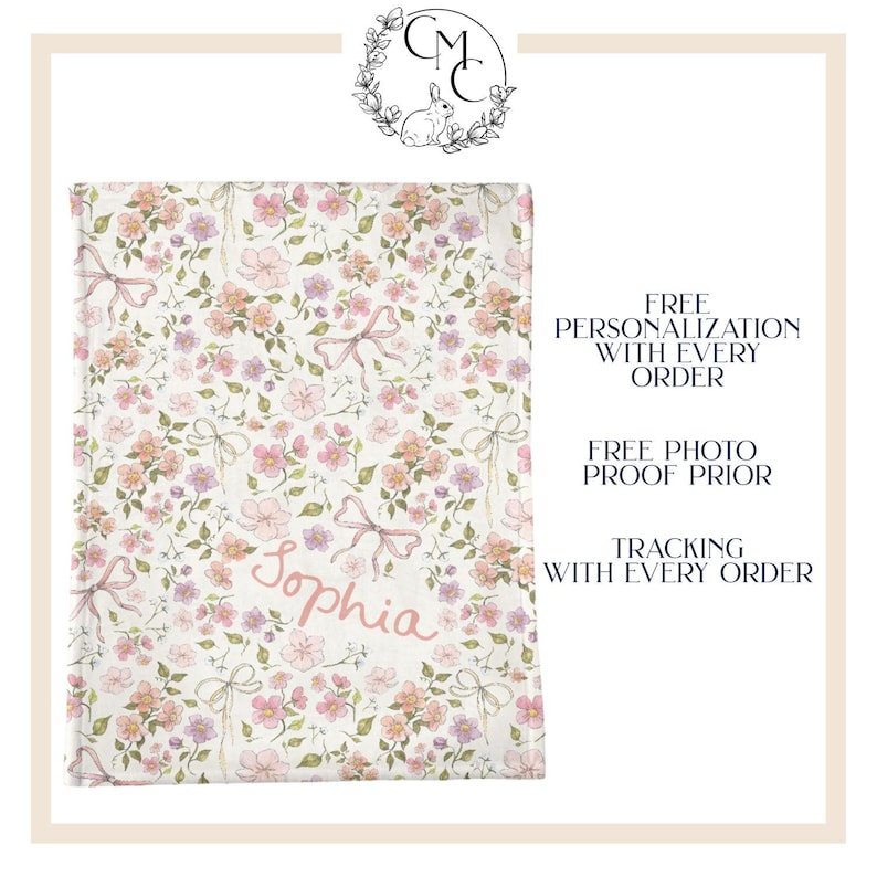 Puede incluir: Una manta de beb&eacute; blanca con un patr&oacute;n floral rosa y el nombre "Sophia" escrito en rosa.