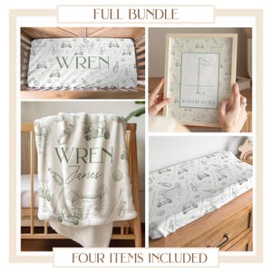 K&ouml;nnte beinhalten: Ein vierteiliges Baby-Set mit Golf-Motiv. Enth&auml;lt ein Bettlaken, einen gerahmten Druck, eine Decke und eine Wickelauflagenbezug. Die Artikel zeigen Golfwagen-, Flaggen- und Schl&auml;ger-Illustrationen in Gr&uuml;n und Wei&szlig;. Decke und Druck sind mit Namen personalisiert.