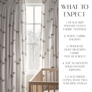 Peut inclure: Deux rideaux blancs avec un motif r&eacute;p&eacute;titif de canards en vol dans des tons marron et gris. Le texte &agrave; droite indique : WHAT TO EXPECT 1. PEACH SKIN SMOOTH VELVET FABRIC MATERIAL 2. WHITE FABRIC BACKING 3. MODERATE LIGHT BLOCKING FABRIC (NOT BLACKOUT) 4. TOP TO BOTTOM SOLID PATTERN PRINTING 5. EACH ORDER COMES WITH TWO MATCHING PANELS.