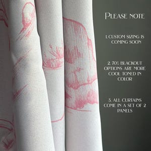 Peut inclure: Panneaux de rideaux en tissu blanc avec un motif floral rose style croquis. Le texte indique : PLEASE NOTE 1. CUSTOM SIZING IS COMING SOON 2. 70% BLACKOUT OPTIONS ARE MORE COOL TONED IN COLOR 3. ALL CURTAINS COME IN A SET OF 2 PANELS.
