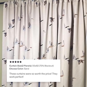 Peut inclure: Rideaux couleur sable avec un motif r&eacute;p&eacute;titif de canards en vol dans des tons marron, bleu et blanc. Le texte sur l'image indique : Curtain Size(2 Panels): 50x82 (70% Blackout) Choose Color: Sand. These curtains were so worth the price!