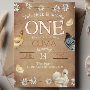 Puede incluir: Una invitación rústica de color marrón con un borde de guirnalda de margaritas. El texto dice "This chick is turning ONE join us in celebrating OLIVIA Saturday June 14th 2PM The Farm 123 4th Ave, City, State 12345". La invitación presenta ilustraciones de pollos.