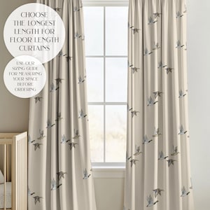 Peut inclure: Rideaux beiges avec un motif r&eacute;p&eacute;titif de canards en vol dans des tons de brun, gris et bleu. Le texte sur l'image indique : CHOOSE THE LONGEST LENGTH FOR FLOOR LENGTH CURTAINS. USE OUR SIZING GUIDE FOR MEASURING YOUR SPACE BEFORE ORDERING.