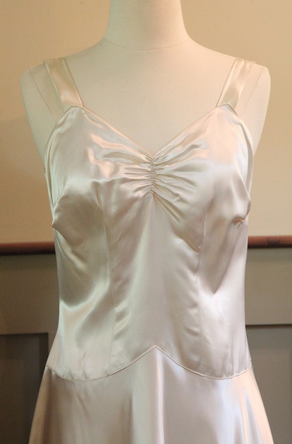 Beautiful Vintage 1940's Satin Dress in Ivory-Hea… - image 2