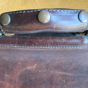 Vintage Umhängetasche MEDICI Satchel aus Leder mit Messingbesatz Bild 5