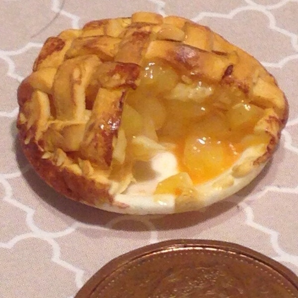 Tarte aux pommes en treillis miniature de maison de poupée - Nourriture miniature à l'échelle 12