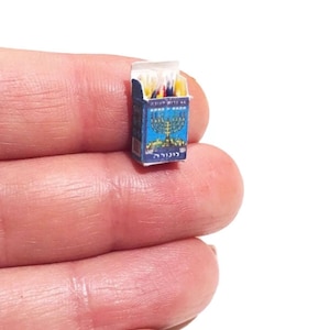 Puppenhaus Miniatur Box mit Chanukka Kerzen - Maßstab 1: 12 Jüdische Feiertage Miniaturen