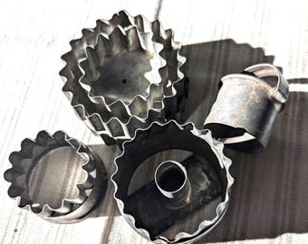 FOUR Antique Tin Cookie Cutters Circles American Tinware Baking Kitchenalia