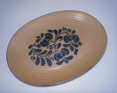 Large 16 quot Oval Pfaltzgraff Folk Art pattern blue floral on tan salt glaze stoneware serving tray platter dish chop platter great condition