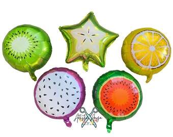 Op de afbeelding: Vijf kleurrijke folie ballonnen in de vorm van fruit. Een groene kiwi, een gele citroen, een groene watermeloen, een paarse drakenvrucht en een groene sterfruit.