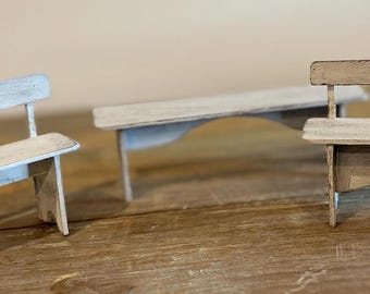 1/12 スケールの素朴な/シャビーシックなベンチ。木で手作りされてい