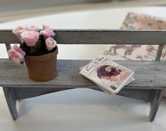 1/12 スケールの素朴な/シャビーシックなベンチ。木で手作りされてい