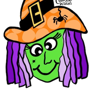 Könnte beinhalten: Eine Cartoon-Illustration einer Hexe mit grüner Haut, lila Haaren und einem großen orange-schwarzen Hexenhut. Der Hut hat eine schwarze Schnalle und eine Spinne an der Seite. Der Text "Queen of my Castle Designs" ist in schwarzer Kursivschrift geschrieben.
