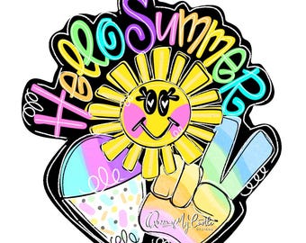 Może przedstawiać: Kolorowa grafika o tematyce letniej z uśmiechniętym słońcem, znakiem pokoju i rożkiem lodów. Napis "Hello Summer" jest napisany zabawną czcionką. Projekt zawiera jasne kolory żółty, różowy, niebieski i fioletowy.