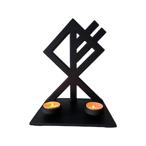 Könnte beinhalten: Schwarzer Kerzenhalter aus Holz mit geometrischem Design und zwei brennenden Teelichtern. Das Design ist ein Symbol für Schutz und Stärke.