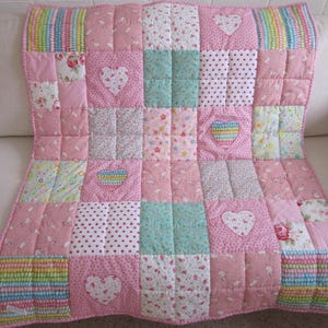 Handgemachte Patchwork Decke als Spieldecke
