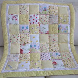 Handgjord, handquiltad babylapptäcke