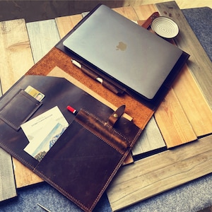 Custodia in pelle per MacBook da 13 pollici, custodia personalizzata per laptop da 14 pollici, custodia fatta a mano per MacBook Pro da 15 pollici, custodia per laptop da 16 pollici con supporto per MacBook Air