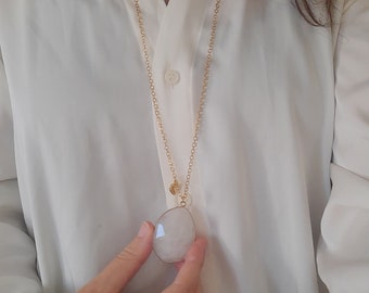 Collana lunga con pendente in quarzo