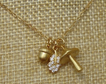 Collier à breloques automne — Inspiré par Kate Middleton Collier doré  gland, feuille de chêne et champignon Bijoux inspirés de la nature  Cadeau