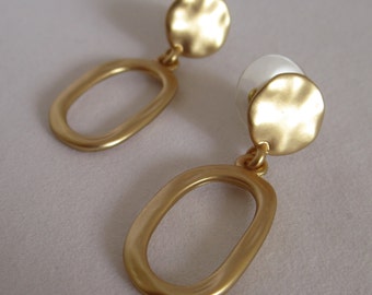 Orecchini pendenti a cerchio martellati in oro giallo replica ispirati alla principessa di Galles di Kate Middleton, duchessa di Cambridge