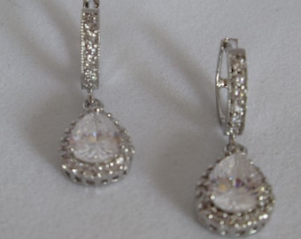 Pendientes de aro con forma de lágrima de cristal, inspirados en el estilo real de la princesa Catalina.