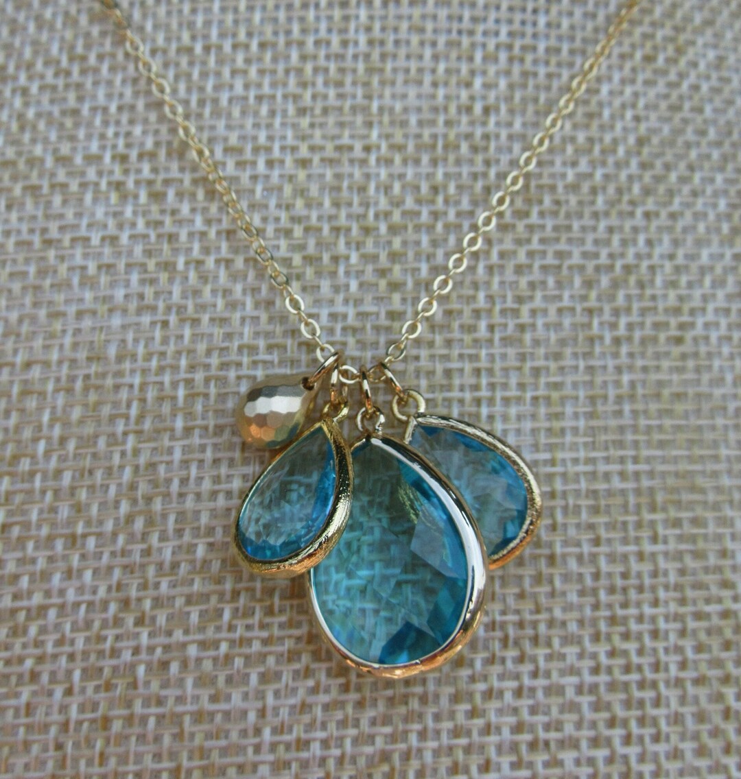 Collier avec pendentif en forme de larme aigue-marine inspirée de