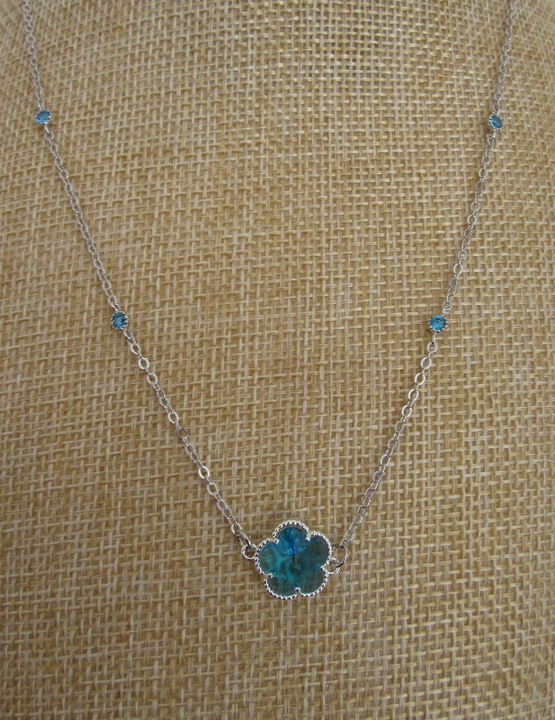 Réplique inspirée de Catherine, collier de fleurs stylisées en argent