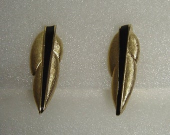 vintage 50s/60s black enamel clip on earrings earclips signed Monet