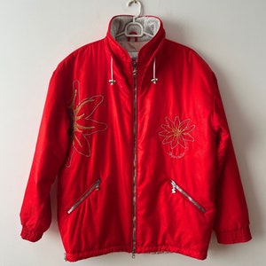 Vintage Hipster Winterjacke Rot glänzende Jacke Große Größe Skijacke Österreichische Sportjacke Gestickte Blumenjacke Damen Winterparka