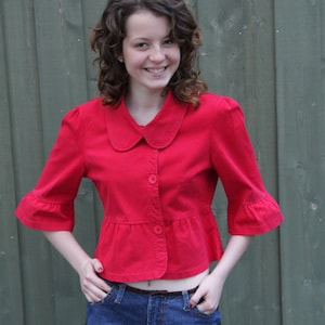 Vintage Damen abgeschnitten Denim Cardigan Hot Red Denim Jacke Button Up 3/4 Ärmel Tasche kurze Blazer Größe kleine Festival Denim Jeans Jacke