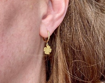 Boucles d'oreilles Créoles avec un TRÈFLE pendant en acier inoxydable DORÉ Bijou doré