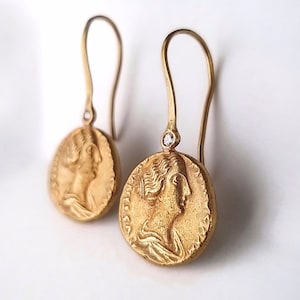 ダイヤモンド付きローマコイン型純金ダングルイヤリング：博物館レプリカ、古代ジュエリー