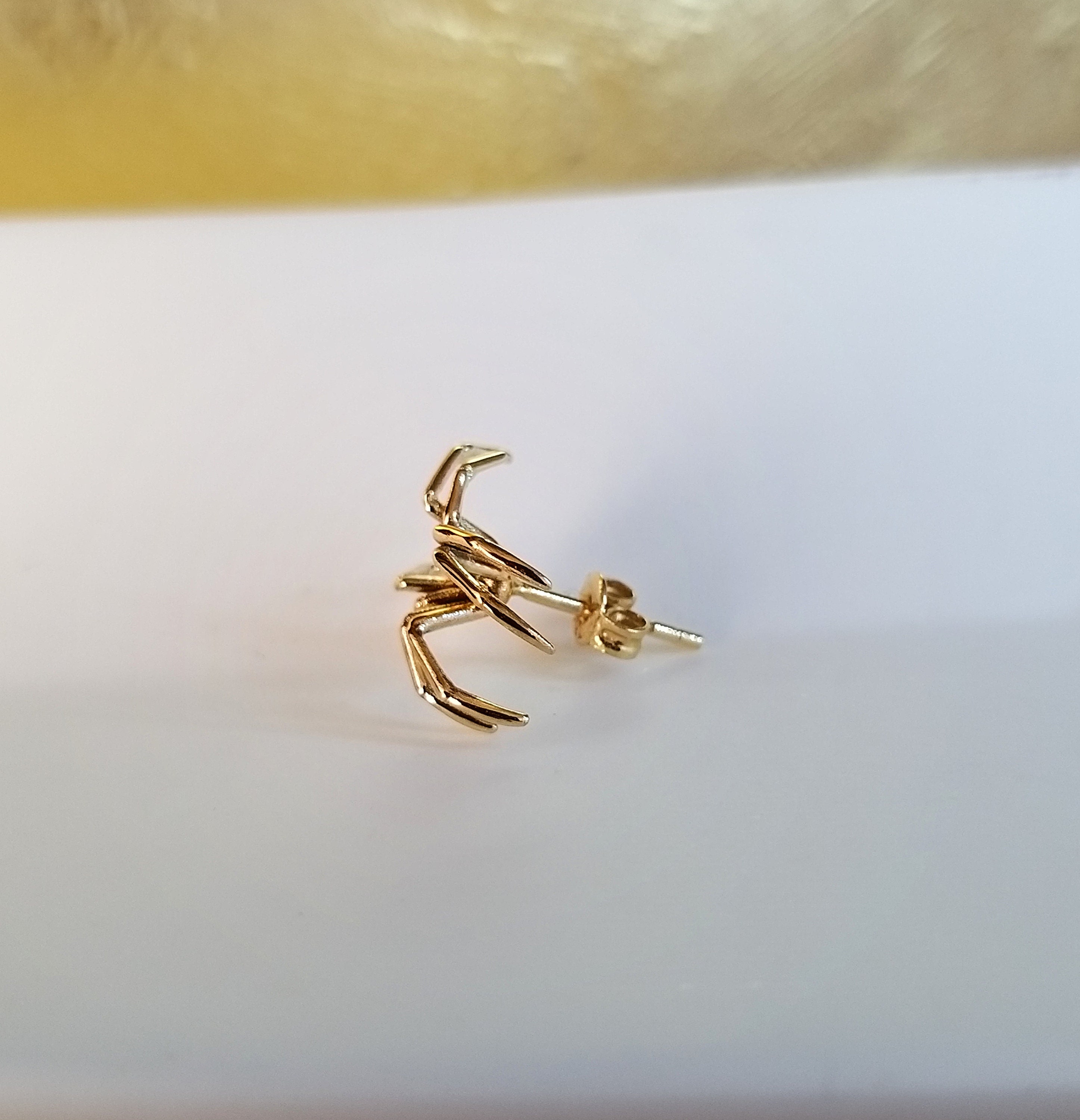 Orecchino a forma di ragno in oro 14 carati: gioiello realistico a forma di insetto, perno di Halloween - Italia