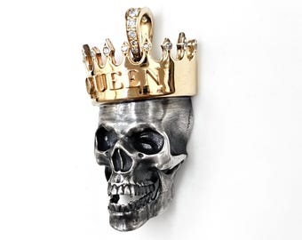 Colgante de calavera realista de plata y corona de diamantes en oro macizo de 10 quilates, estilo reina gótica.