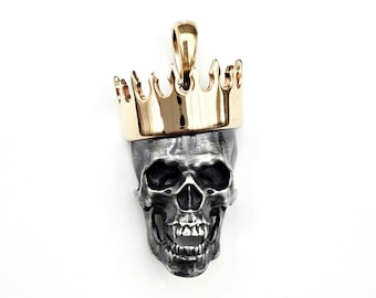 Colgante de calavera realista de plata y corona de oro macizo de 10 quilates, diseño de esqueleto gótico, joyería hecha a mano.