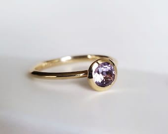 10K / 14K massief gouden natuurlijke amethistring, stapelbare solitaire, paarse edelsteen, geboortesteen februari