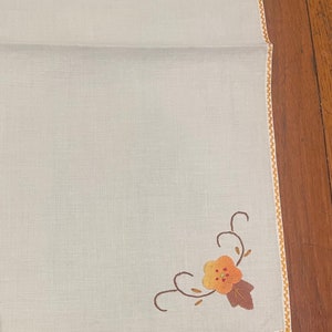 8 Vintage Napkins with an Appliqued Flower image 3