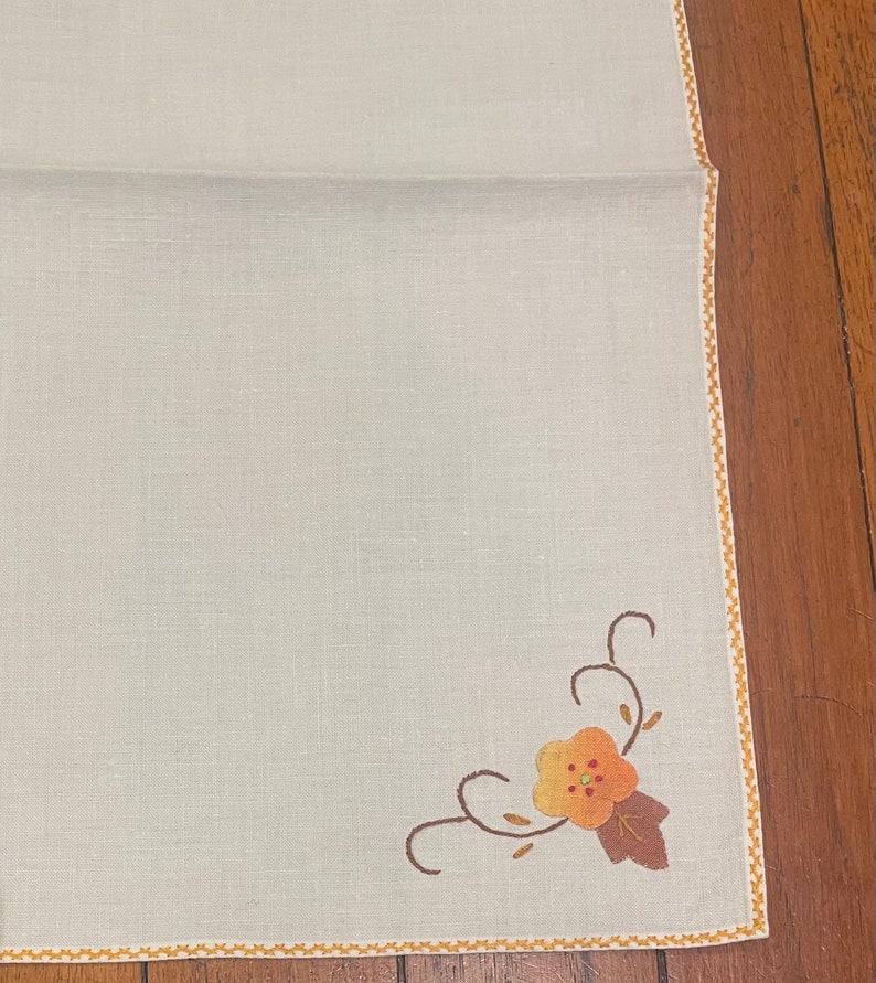 8 Vintage Napkins with an Appliqued Flower image 3