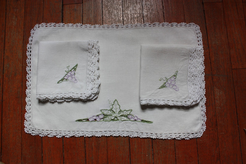 Vintage Placemats 2 and Matching Napkins 4 With Hand Etsy